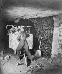 Innenansicht der Katakomben, Paris, 1861